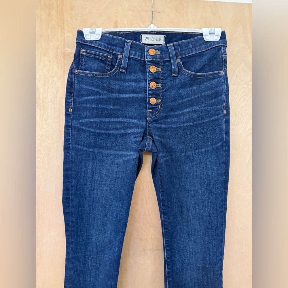 The Madewell 9" Mid-Rise Skinny Jeans in Hayes Wash: Button-Front Edition - Picture 10 of 16